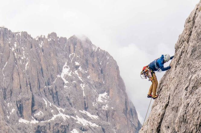 בלוג אבן גיר טיפוס מהקיר לטבע