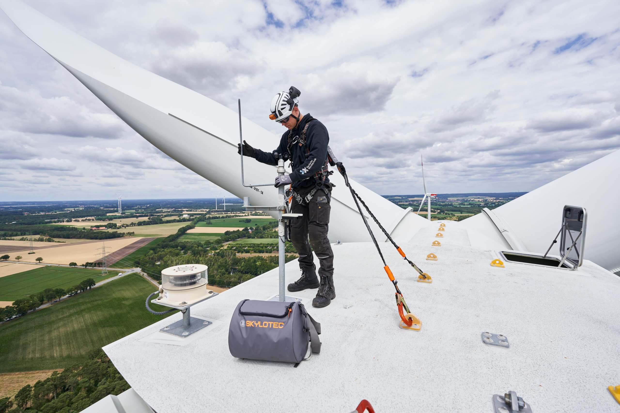 DEUS ONE ערכת מילוט אישית אוטומטית